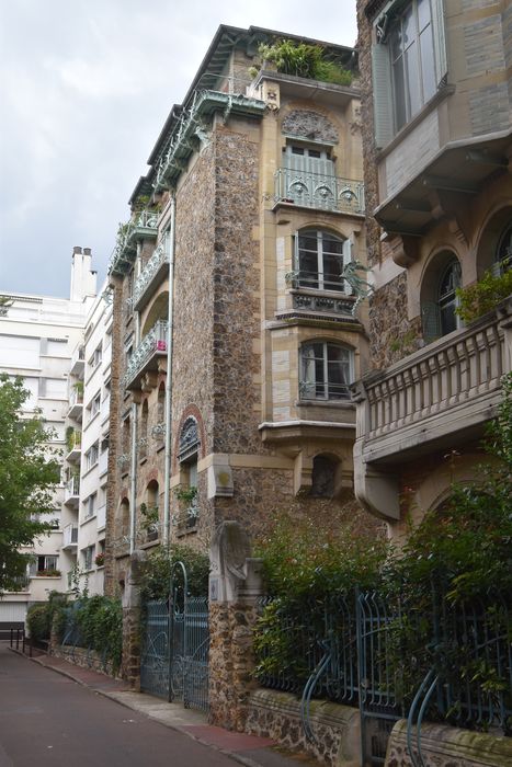 façade latérale sud-ouest, vue partielle