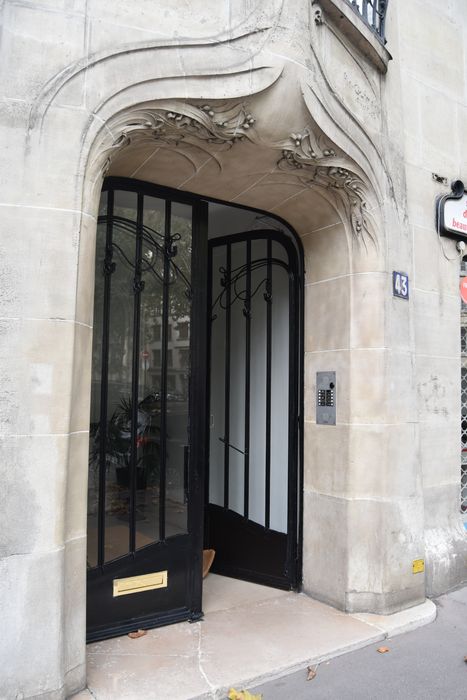 façade sur la rue Gros, détail de la porte d'accès