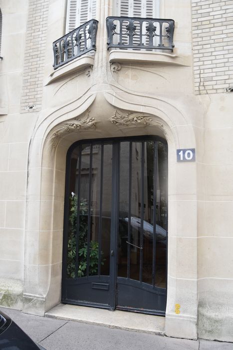 façade sur rue, détail de la porte d'accès du n°10