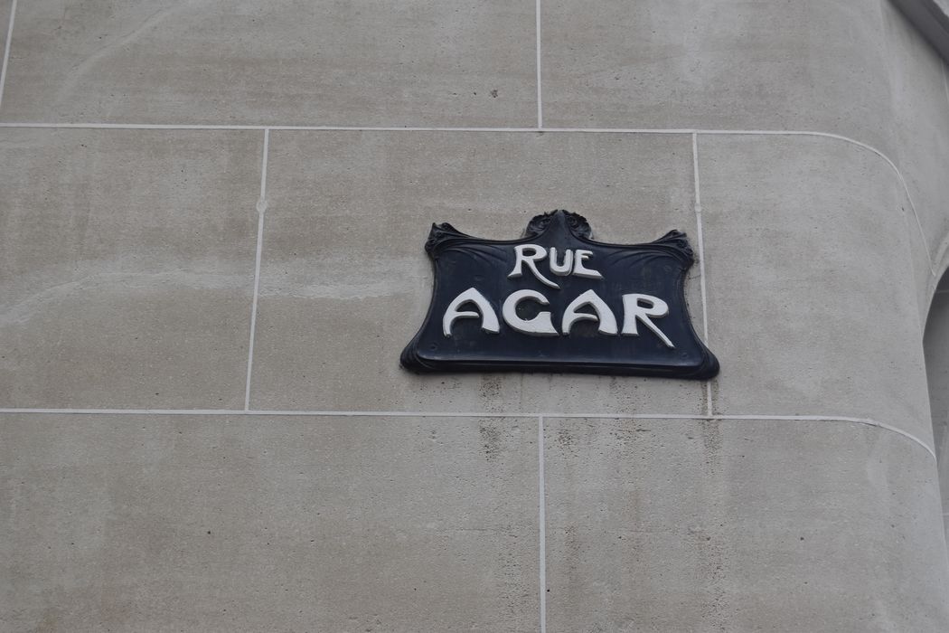 façade sur rue, détail de la plaque de rue