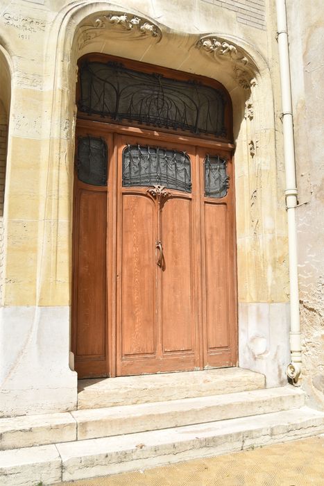 façade sur rue, porte d'accès