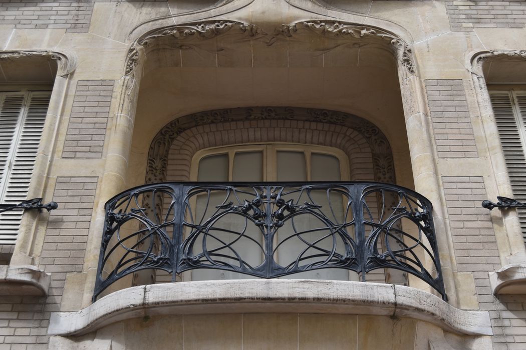 façade sur rue, détail du garde-corps de la fenêtre axiale du 1er étage