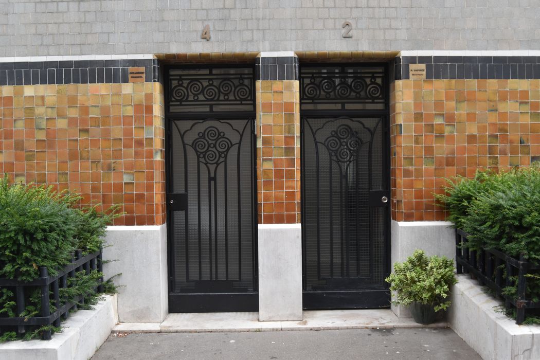 façade sur la rue des Perchamps, détail de deux portes d'accès