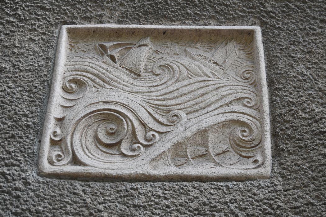 façade sur rue, détail d'un bas-relief