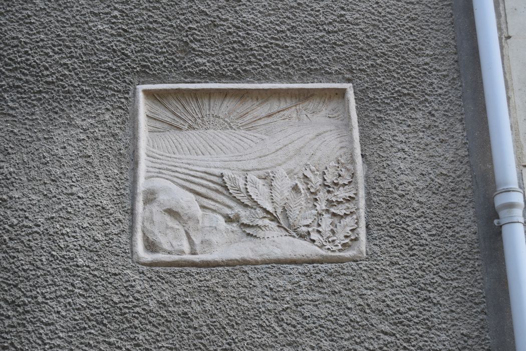 façade sur rue, détail d'un bas-relief