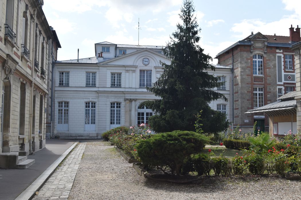 vue partielle de la façade sur la cour d'honneur