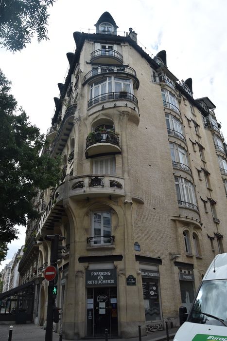 façade, angle de la rue Lancret et l'avenue de Versailles