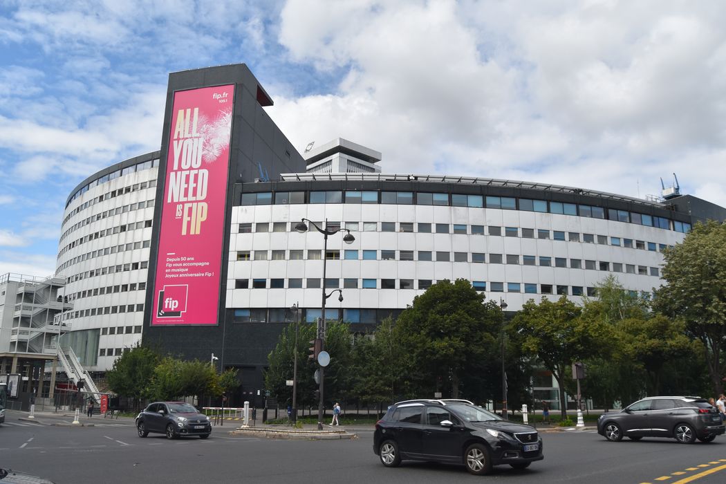 vue générale de la maison de la Radio depuis l'angle de l'avenue de Versailles et de la rue Maurice Bourdet