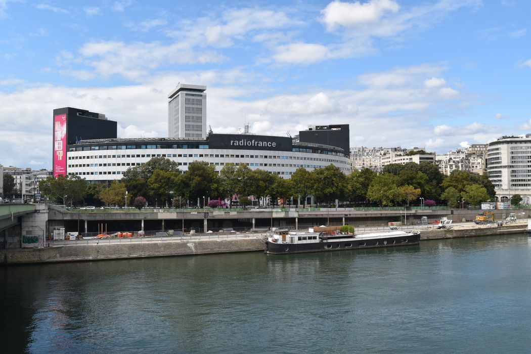 vue générale de la maison de la Radio dans son environnement depuis le pont de Grenelle