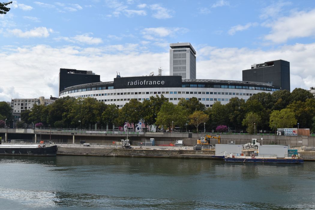 vue générale de la maison de la Radio dans son environnement depuis l'allée des Cygnes