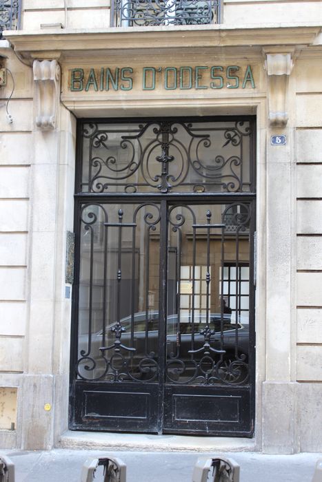 façade sur rue, détail de la porte d'accès