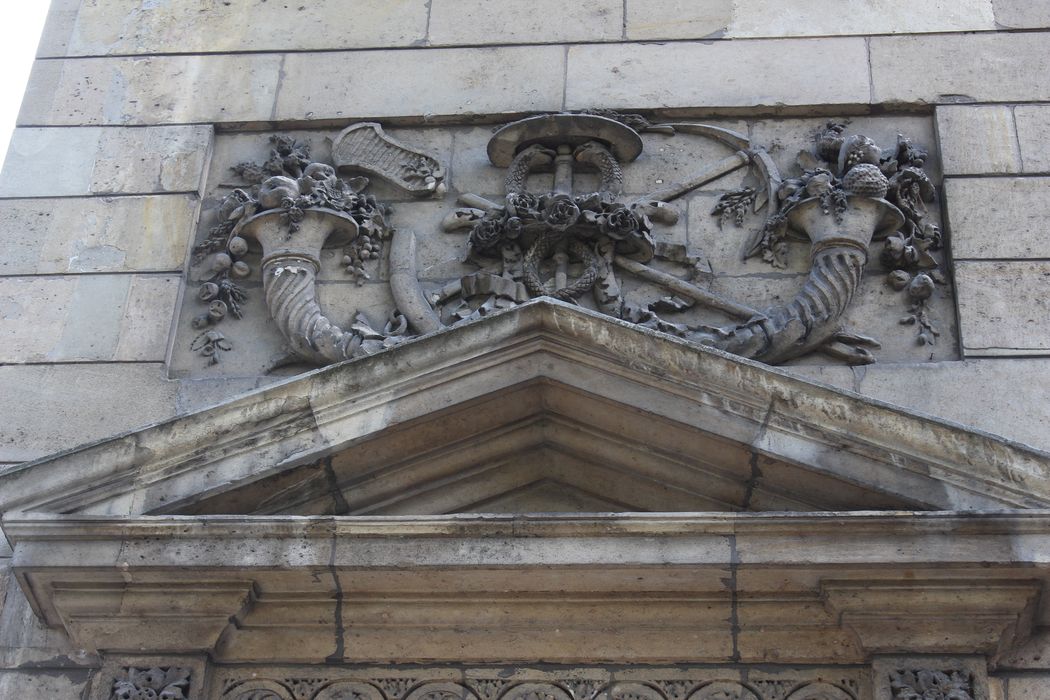 façade nord, détail d'un bas-relief