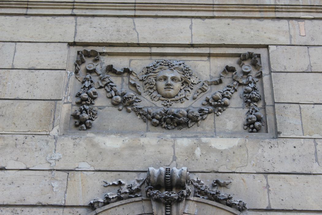 façade nord, détail d'un bas-relief