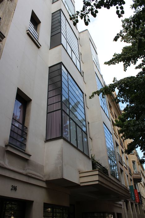 façade sur rue, vue partielle