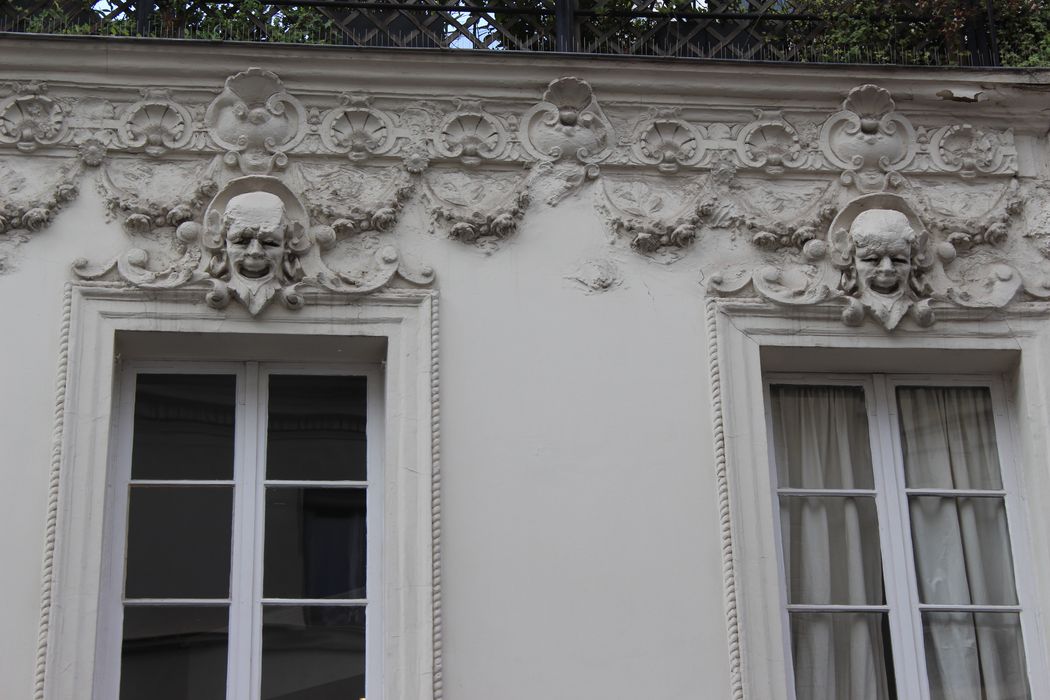 façade sur rue, détail des décors sculptés