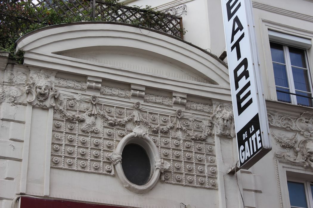 façade sur rue, détail des décors sculptés