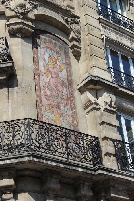 façade sur rue, détail d'un panneau en céramique