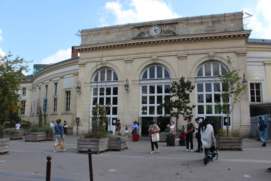 façade sur la place