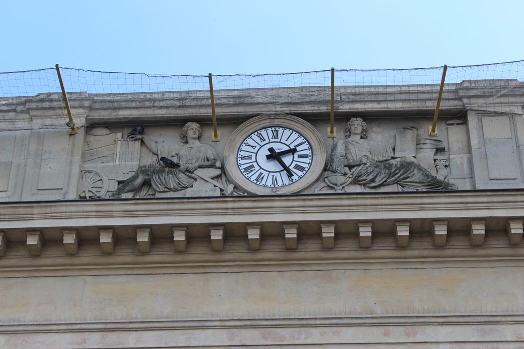 façade sur la place, détail des horloge