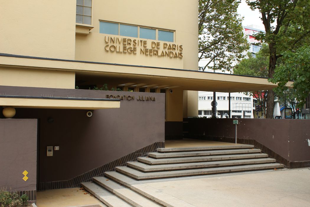 façade est, escalier d'accès au hall d'entrée