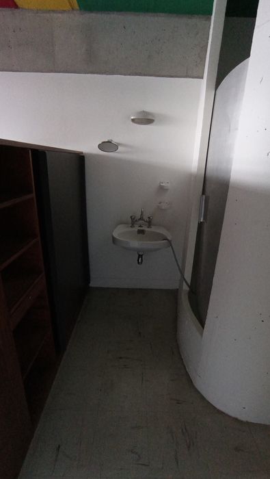 chambre, vue partielle de la salle de bain