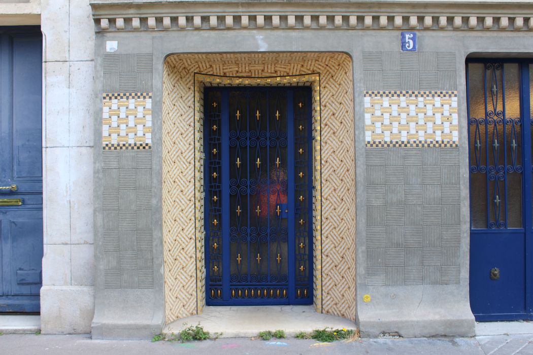 façade sur rue, détail d'une des portes d'accès