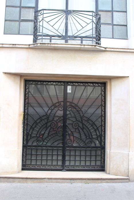 fraçade sur rue, détail de la porte d'accès