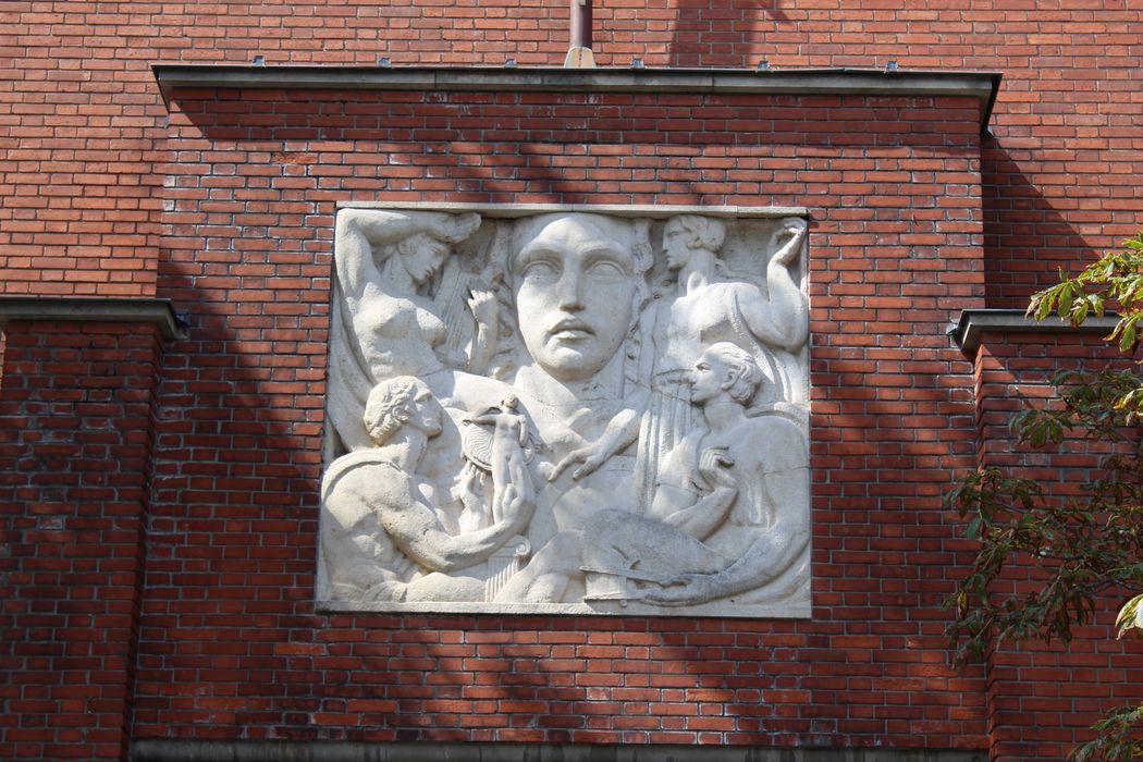 façade est, détail d'un haut relief