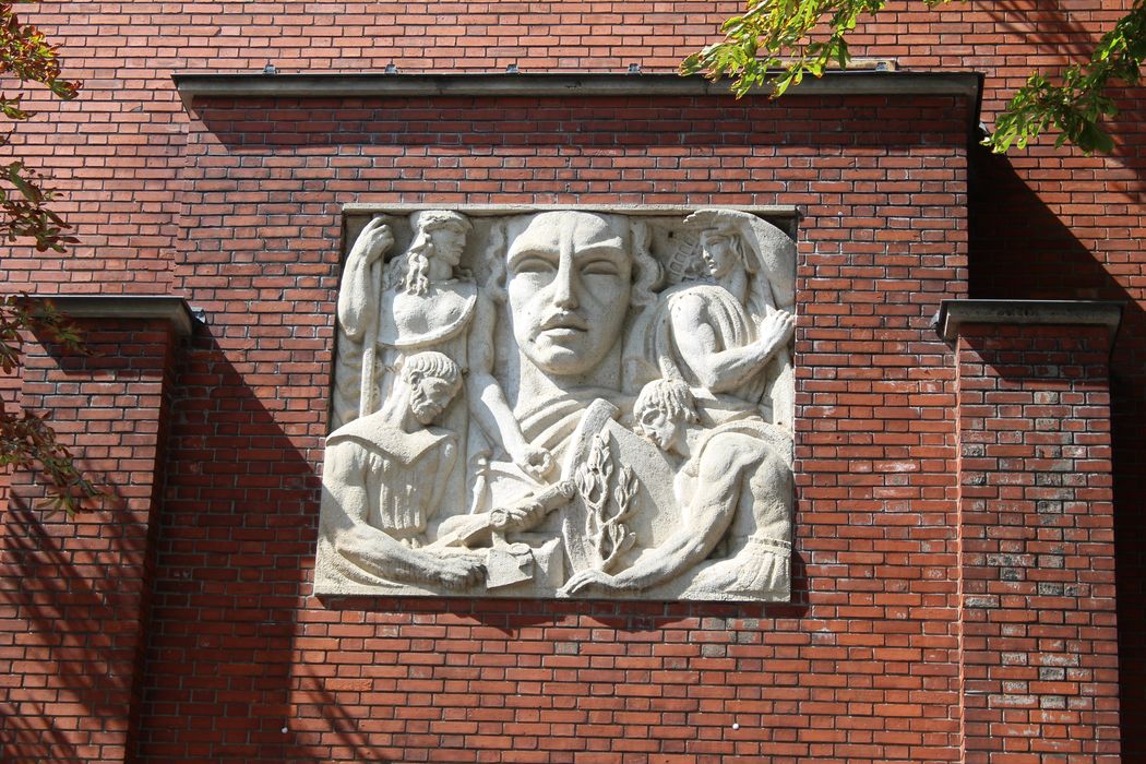 façade est, détail d'un haut relief