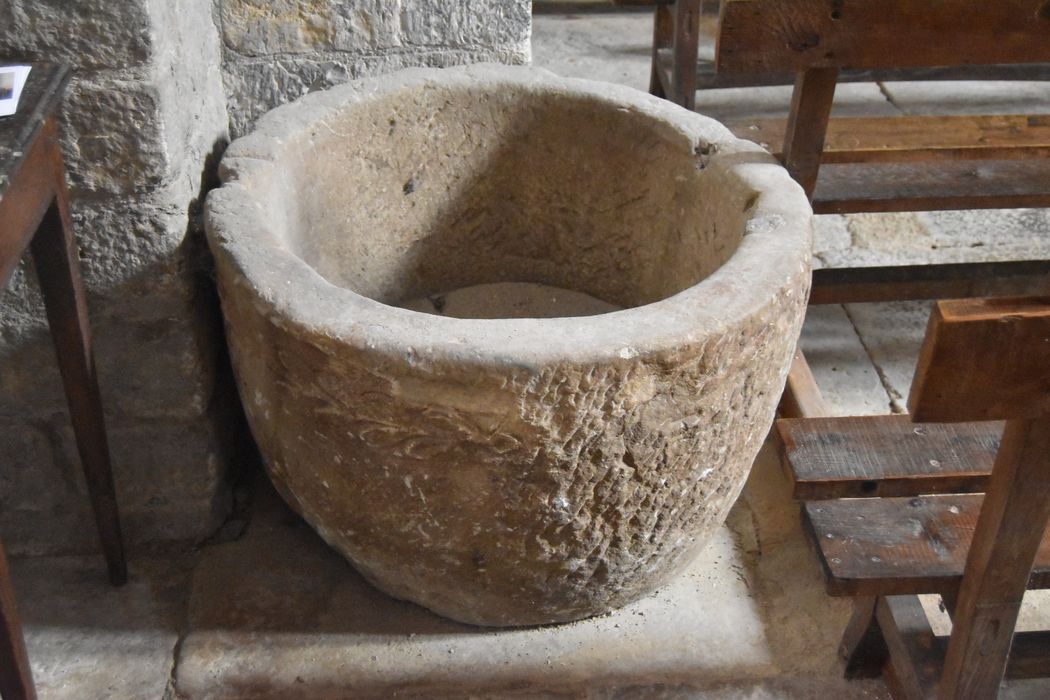 cuve baptismale (?)