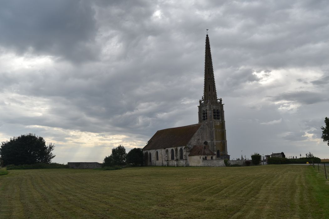 vue générale de l'église dans son environnement depuis le Nord-Ouest