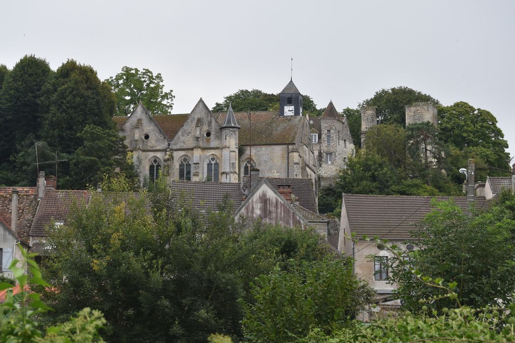 vue partielle de l'église dans son environnement depuis le Nord