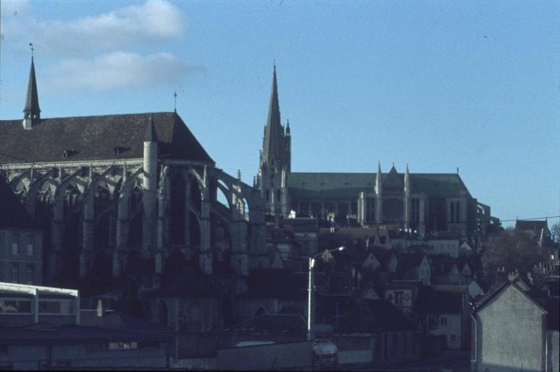 Abside de l'église et façade sud de la cathédrale, maisons