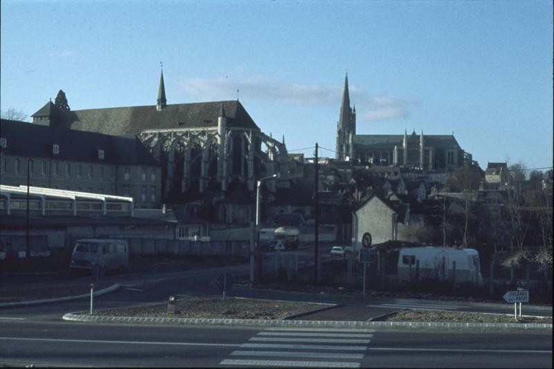 Abside de l'église et façade sud de la cathédrale, maisons