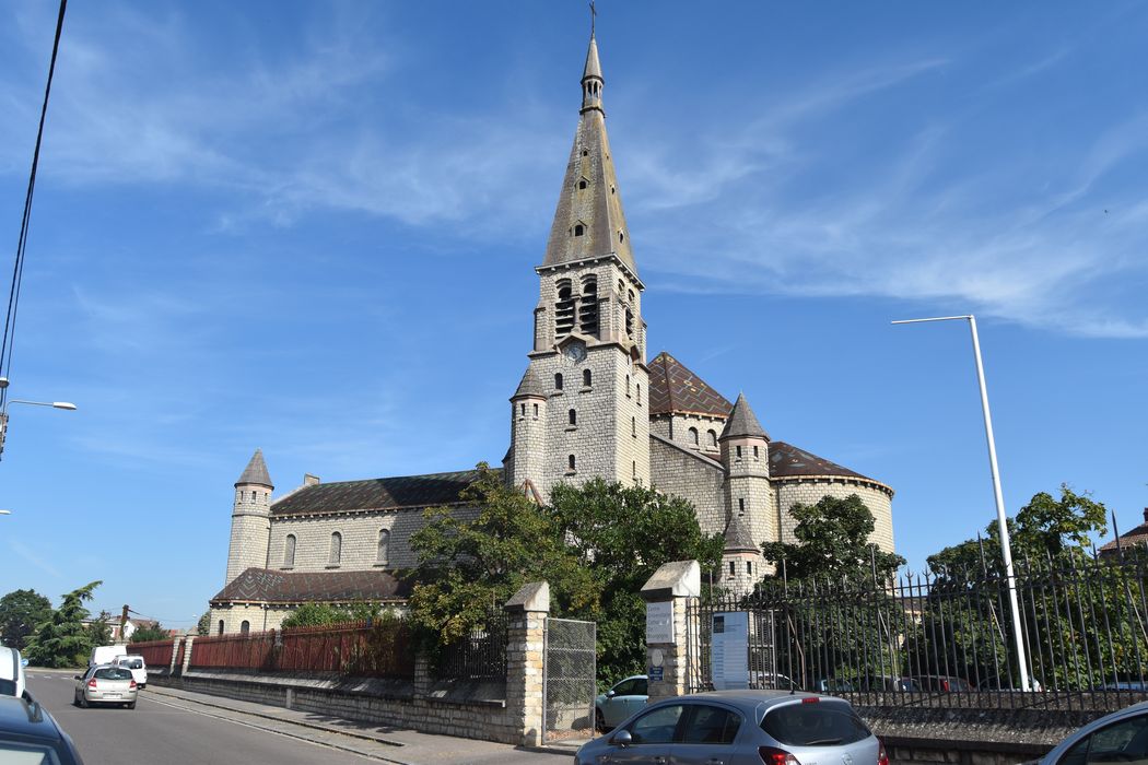 vue générale de l'église dans son environnement depuis le Sud