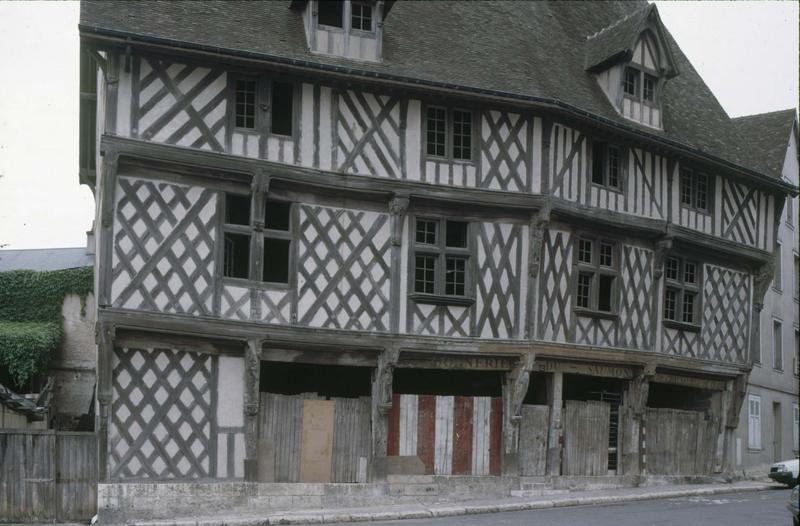 Façades à pans de bois sur rue