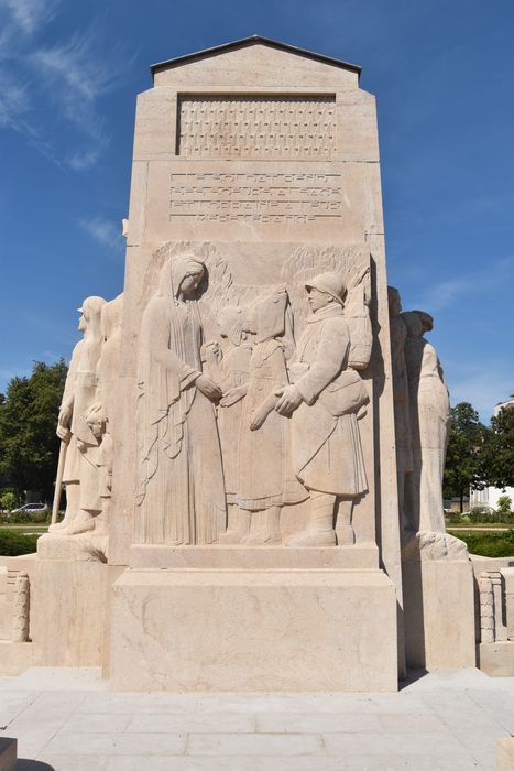 Vue partielle du monument