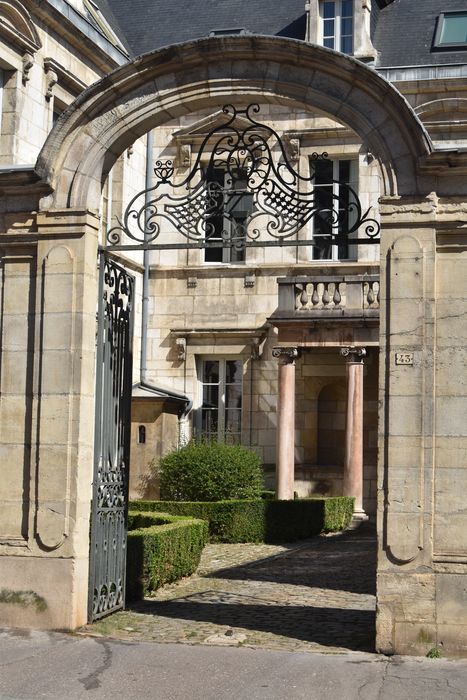 façade du n°43, portail sur rue