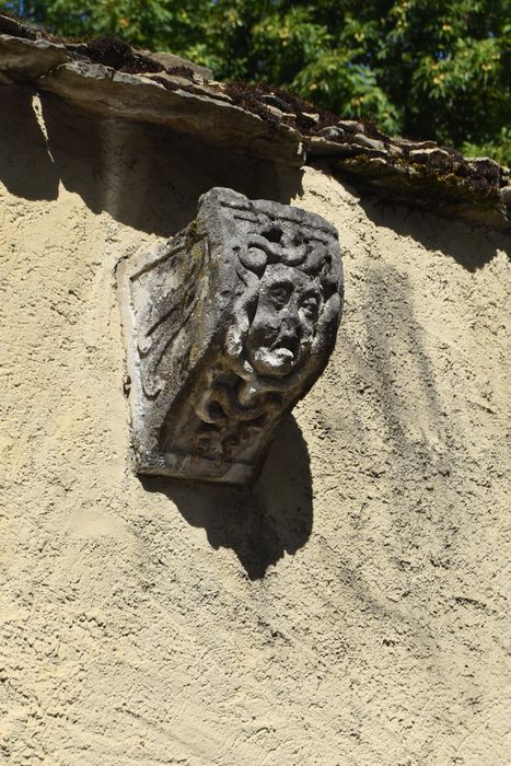 jardin du n°43, mur de clôture nord, détail d'une console de pierre sculptée en remploi