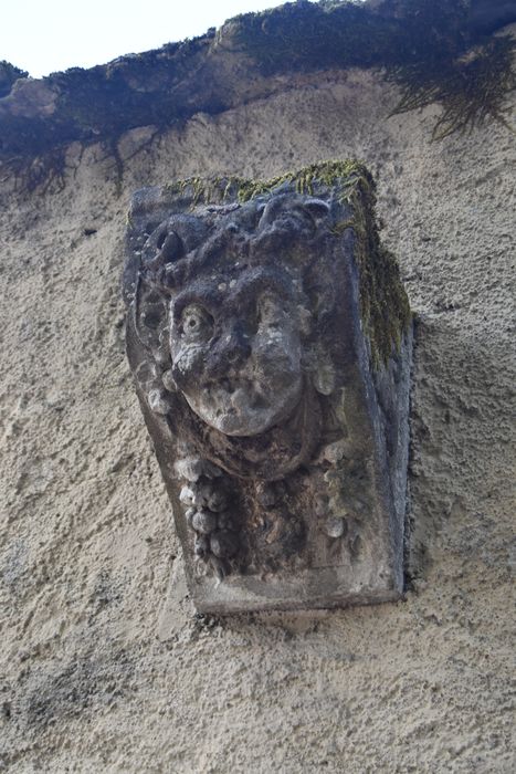 jardin du n°43, mur de clôture nord, détail d'une console de pierre sculptée en remploi