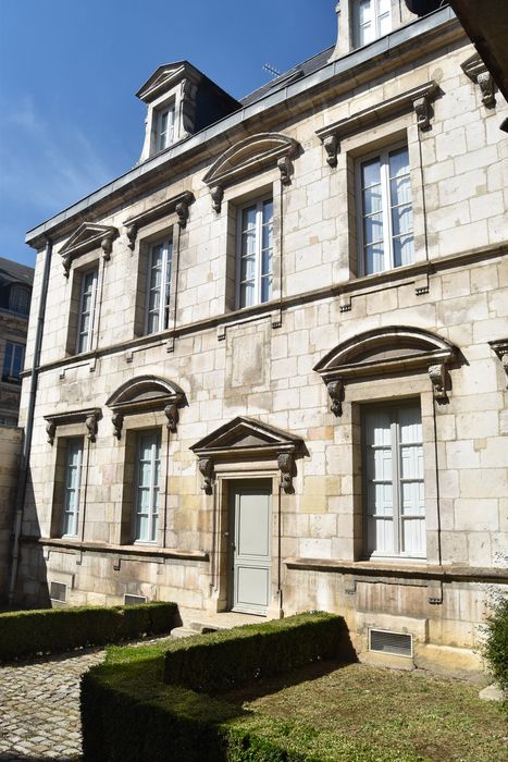 façade sud sur la cour d'honneur du n°43