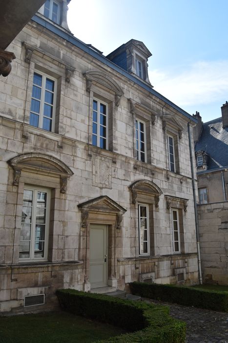 façade nord sur la cour d'honneur du n°43