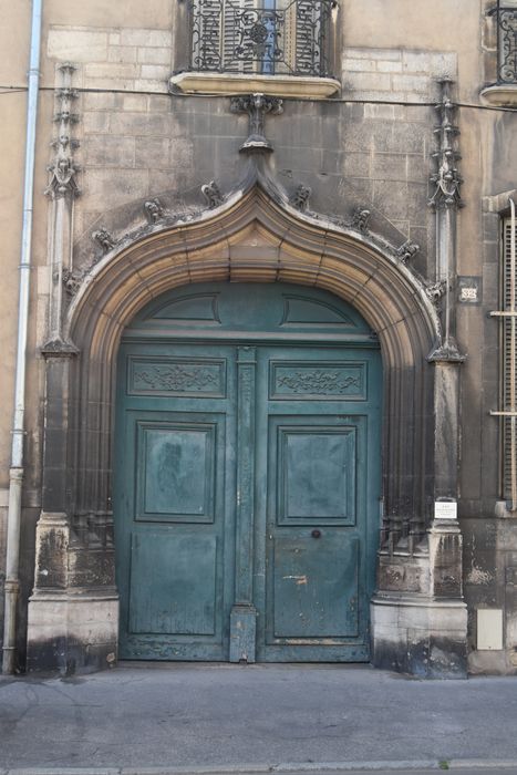 façade sur rue, portail d'accès