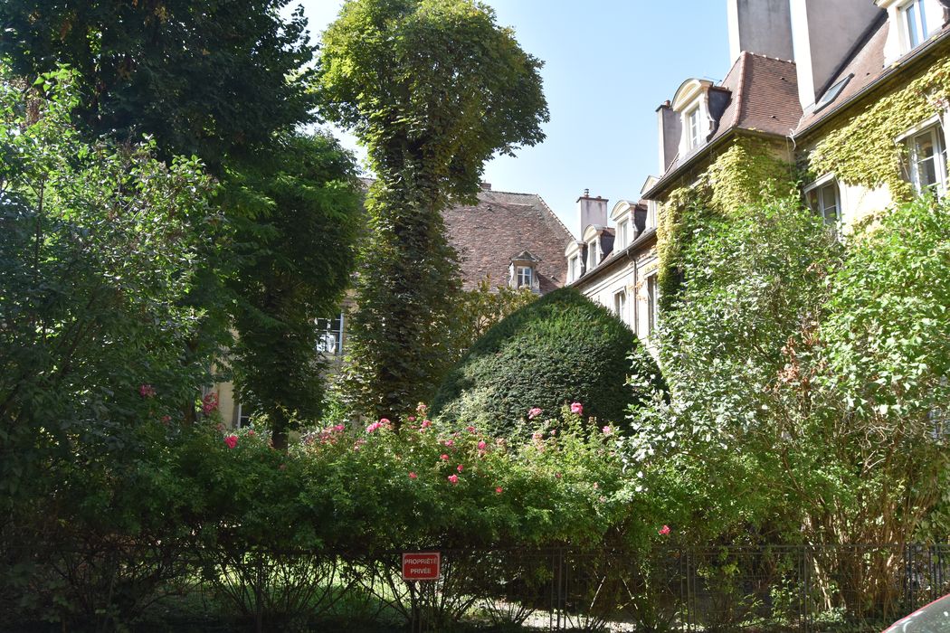 façades sur cour, vue partielle