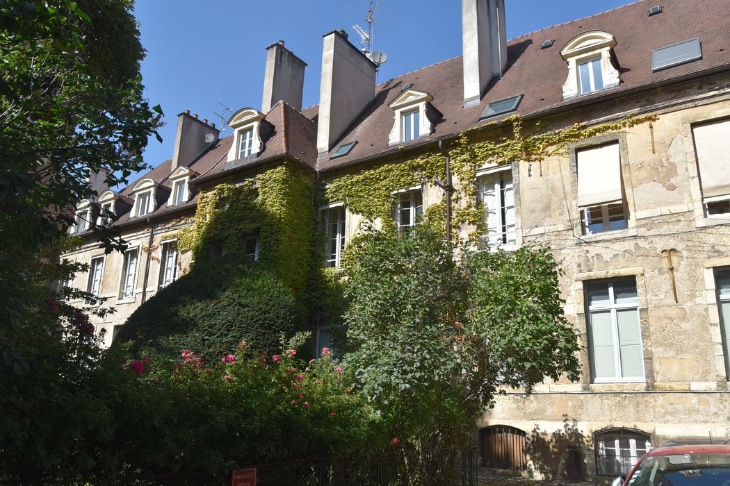 façades sud sur cour, vue partielle