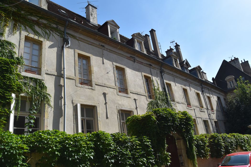 façade ouest sur la rue Jules Mercier