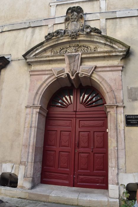 façade nord sur cour, détail de la porte d'accès