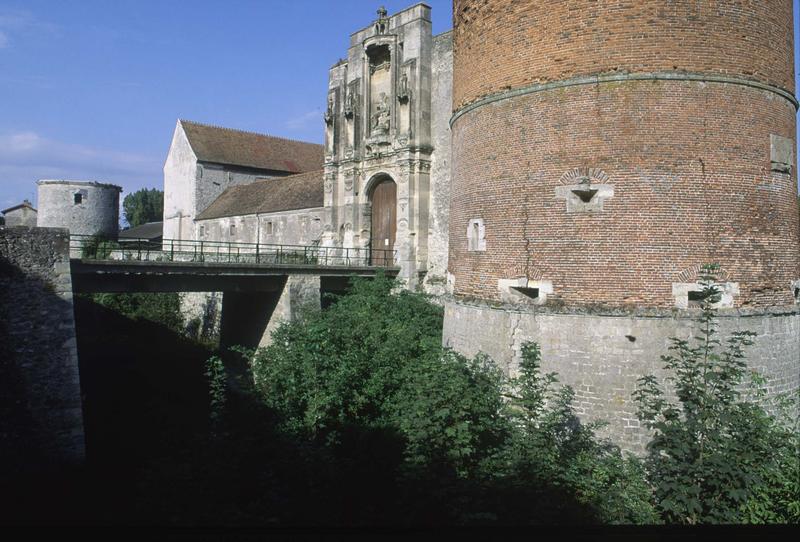 Porte d'entrée à pont levis et tour ronde