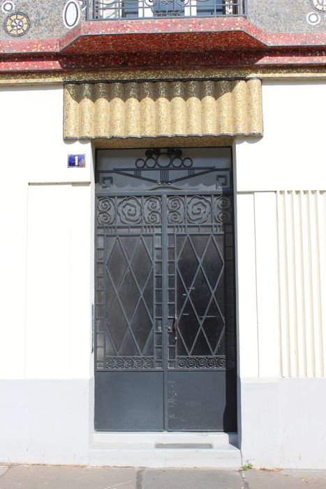 façade sud, porte d’accès sur rue