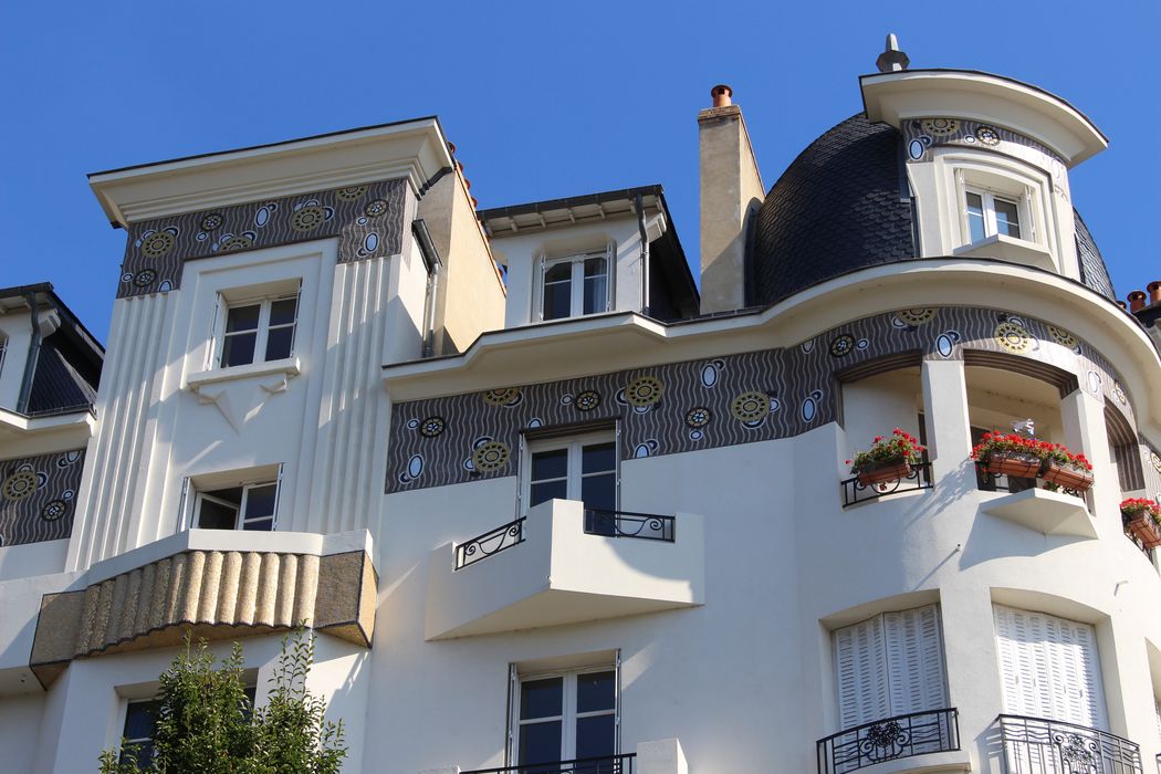 façade ouest sur la rue Jean Janvier, vue partielle